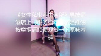 女神级精致小美女赤裸裸趴在身上玩弄舔吸鸡巴，高颜值大长腿起伏套弄，这肉体欲罢不能啪啪尽情耸动操